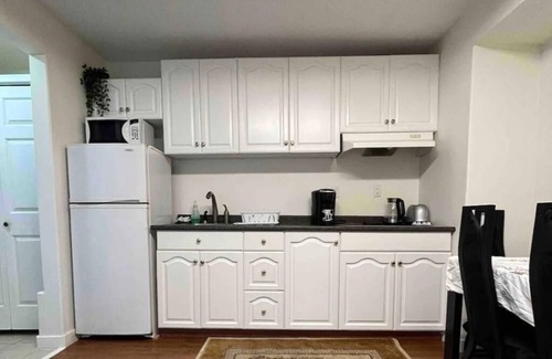Surrey Newton Apartamento | Private suite, separate entrance, central location