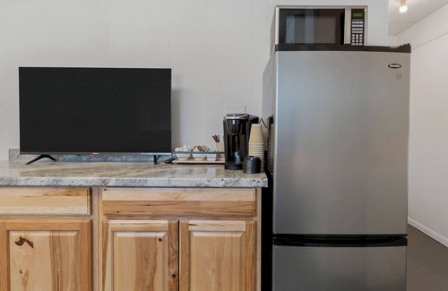Bella Vista Apartamento | Private Suite, Sleep and Bike- Seconds 2 trail! Private Basement Apartment.