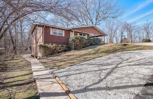 Bella Vista Apartamento | Private Suite, Sleep and Bike- Seconds 2 trail! Private Basement Apartment.