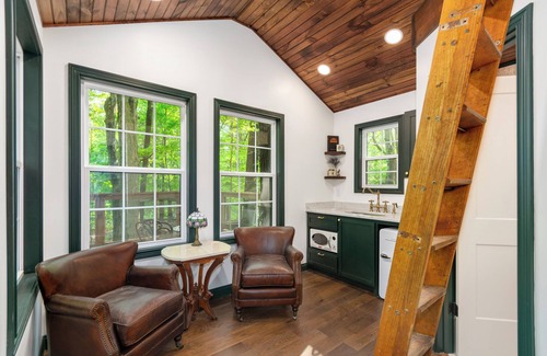 Cadiz Cabina | Private Treehouse getaway on Lake Barkley. Luxury in the trees!