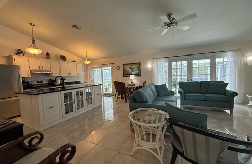 Sebastian Highlands Casa | Private, Tropical, Treasure Coast Retreat close to Riverfront and to the beach!