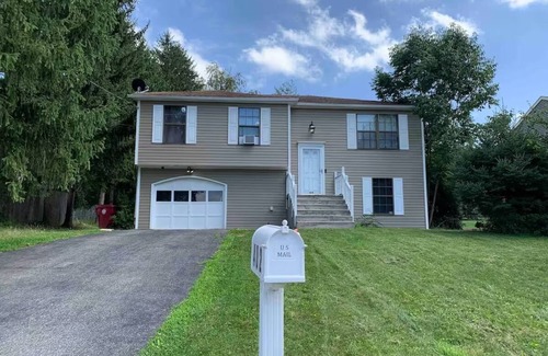 Easton Casa | Private Upstairs Apartment in Forks with WiFi, AC, and Quiet.