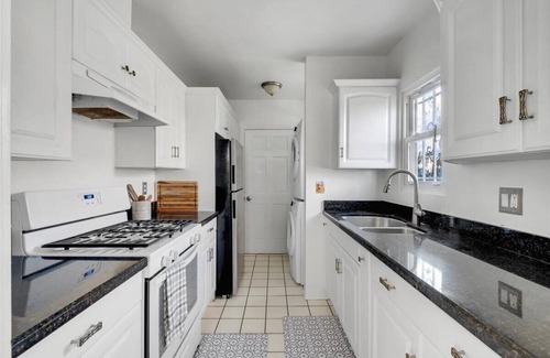 View Park-Windsor Hills Casa | Private and cozy two bedroom home with laundry and patio in Windsor Hills