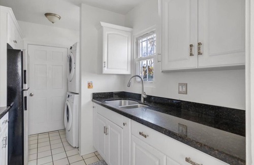 View Park-Windsor Hills Casa | Private and cozy two bedroom home with laundry and patio in Windsor Hills