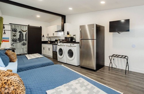 Beverly Green Casa | Private Vegas Oasis: Prime Location, Patio & Games