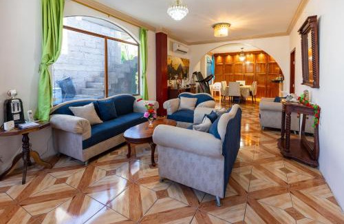 Puerto Baquerizo Moreno Apartamento | Private Villa in San Cristóbal, 2 Rooms, 6 Beds, AC, WiFi, Kitchen, Washer & Dryer, 4 min from the airport - Tropical - Galápagos Home
