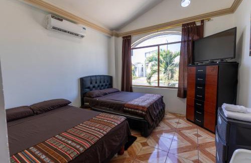 Puerto Baquerizo Moreno Apartamento | Private Villa in San Cristóbal, 2 Rooms, 6 Beds, AC, WiFi, Kitchen, Washer & Dryer, 4 min from the airport - Tropical - Galápagos Home