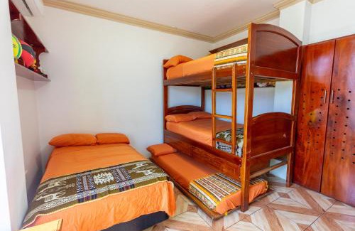 Puerto Baquerizo Moreno Apartamento | Private Villa in San Cristóbal, 2 Rooms, 6 Beds, AC, WiFi, Kitchen, Washer & Dryer, 4 min from the airport - Tropical - Galápagos Home