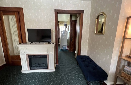 Council Bluffs Casa | Private Victorian Guest House Loft. 10 minutes to downtown Omaha!