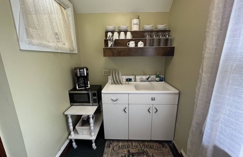 Council Bluffs Casa | Private Victorian Guest House Loft. 10 minutes to downtown Omaha!