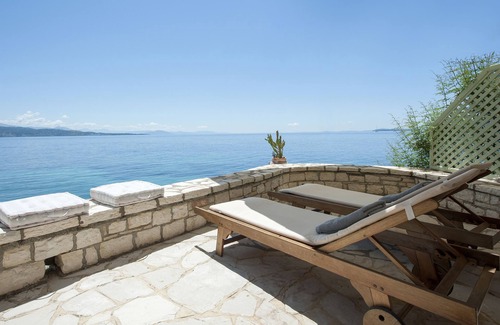Katavolos Villa | Villa privadas directamente en frente del agua de la playa Kaminaki, Corfú