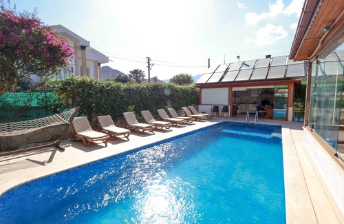 Dalyan City Center Villa | Villa privada en habitaciones con baño grande piscina + jacuzzi, sec. Alarma, piscina climatizada, bicicleta gratis.
