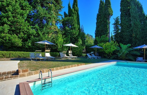 Camaiore Villa | Casa de vacaciones privada con jacuzzi, WIFI, piscina privada, A/C, TV, patio, cerca de Viareggio