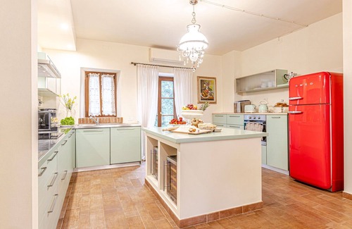 Montecatini Val di Cecina Villa | Casa de vacaciones privada con WIFI, jacuzzi, piscina privada, A/C, TV, vista panorámica