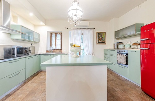 Montecatini Val di Cecina Villa | Casa de vacaciones privada con WIFI, jacuzzi, piscina privada, A/C, TV, vista panorámica