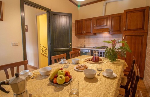 Casenuove Villa | Casa de vacaciones privada con piscina privada, WIFI, A/C, TV, patio, vista panorámica