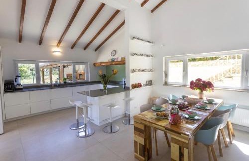 Mafra Casa | Private Villa with Pool & Jacuzzi, BBQ & Pizzaoven