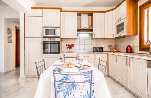 Prines Villa | Villa nueva con vistas únicas al mar, piscina, barbacoa, a 3 km de la playa.