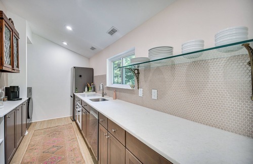 Virginia Beach Condominio | Private Virginia Beach Escape w/ Pool & Fire Pit!