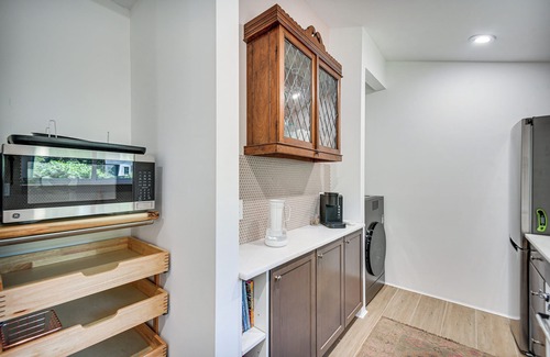 Virginia Beach Condominio | Private Virginia Beach Escape w/ Pool & Fire Pit!