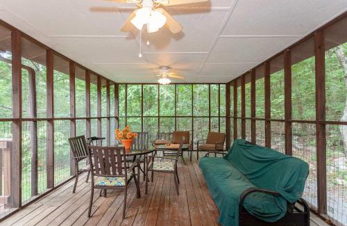 Luray Casa | Private w Screened Porch Deck & Pet-Friendly