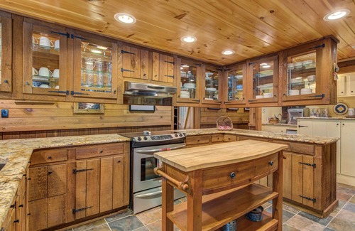 Cosby Cabina | Private waterfall view, lofty with luxury details, pool table + jetted tub