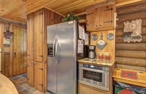 Cosby Cabina | Private waterfall view, lofty with luxury details, pool table + jetted tub