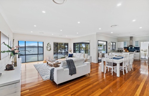 Marks Point Casa | Private Waterfront 4 Bedroom Home with Jacuzzi. Close to Beach and Cafes.