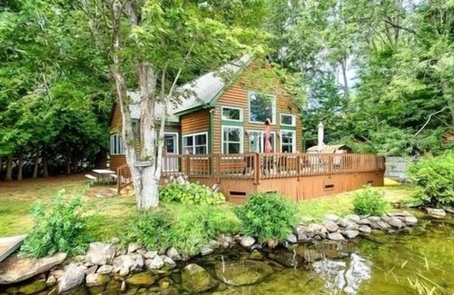 Winthrop Chalet De Esquí | Private waterfront with stunning views, wrap around deck, and a dock for boating