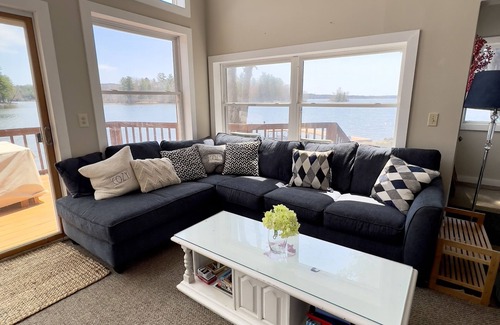 Winthrop Chalet De Esquí | Private waterfront with stunning views, wrap around deck, and a dock for boating
