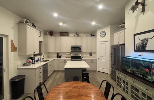 Burley Casa | Private Western Up Fit With Hot Tub & EV Charging