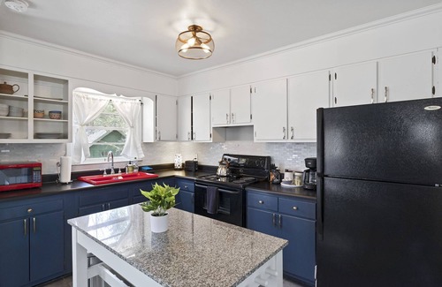 Black Mountain Cabina | Private + Wooded + Quaint & Cozy + 5 mins to Dwntn Blk Mtn + 15 mins to Ashvle