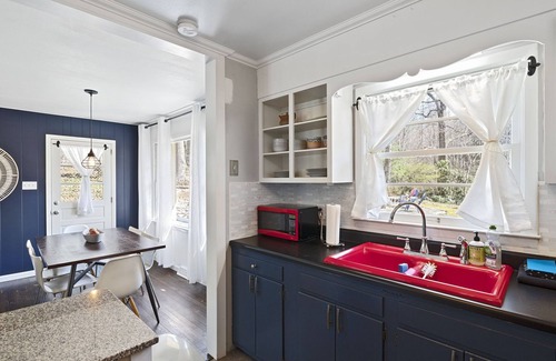 Black Mountain Cabina | Private + Wooded + Quaint & Cozy + 5 mins to Dwntn Blk Mtn + 15 mins to Ashvle