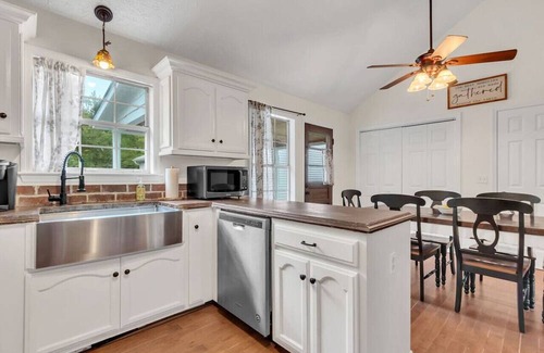 Spring Hill Casa | Private Yard · 3BR Home · Safe & Quiet Block