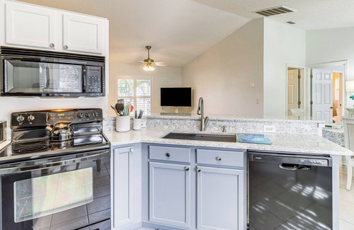 Sebastian Highlands Casa | Private Yard & Screened Patio: Sunny Sebastian Gem