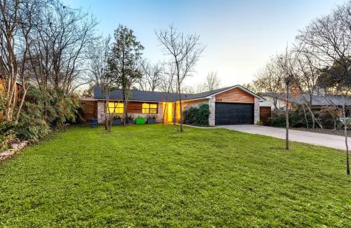 Southampton Casa | Private Yard w BBQ Games Steps to South Congress Barton Creek Clarksburg