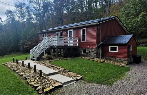 Jefferson Township Cabaña | Escapada privada durante todo el año: cerca de las estaciones de esquí, Fallingwater, ¡con jacuzzi!