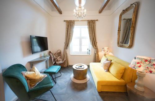 Radeberger Vorstadt Apartamento | Privatsphäre im Kutscherhaus der Villa Golding
