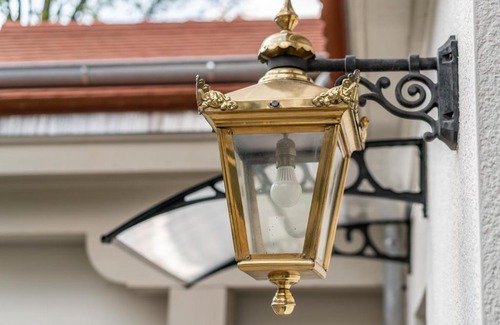 Radeberger Vorstadt Apartamento | Privatsphäre im Kutscherhaus der Villa Golding