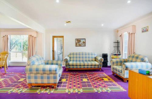 Narre Warren South Casa | Prized Home Away from Home in Enviable Location