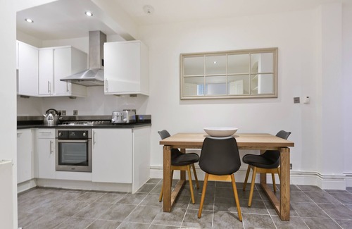 North Kensington Casa | Casita pro-administrada, completamente nueva con jardín