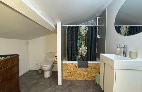 Cepie Casa | Proche Carcassone chambre avec salle de bain et WC privée Piscine salon et kitchenette partagés avec voyageurs
