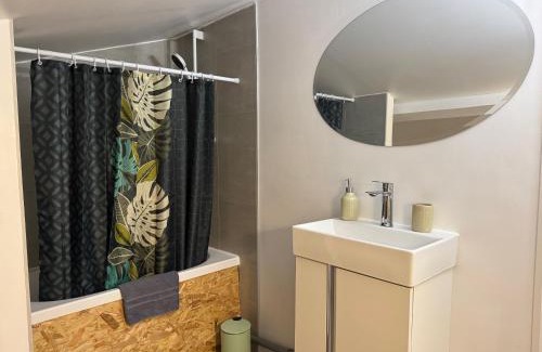 Cepie Casa | Proche Carcassone chambre avec salle de bain et WC privée Piscine salon et kitchenette partagés avec voyageurs