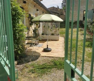 Sainte-Terre Casa | Proche Saint-Émilion, confortable gîte rénové avec terrasse - 2 personnes