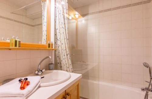 La Clusaz Apartamento | Proche village, aux pistes et espace aquatique, 2 pièces + coin nuit, garage, animaux admis - FR-1-437-31