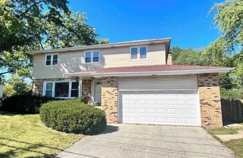 Arlington Heights Casa | PROMO 10% WEEKLY 15% MONTHLY DISCOUNT 2-Car Garage Cal King Bed Fenced Yard