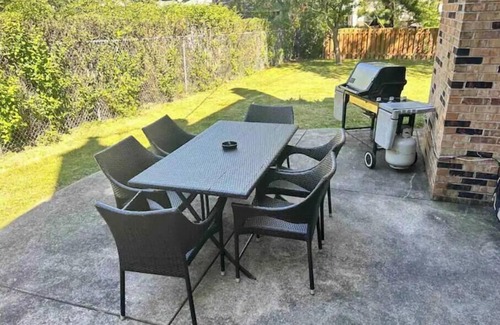 Arlington Heights Casa | PROMO 10% WEEKLY 15% MONTHLY DISCOUNT 2-Car Garage Cal King Bed Fenced Yard