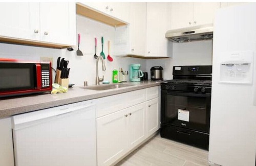 Ontario Casa | PROMO 10 % WEEKLY/ 25% MONTHLY DISCOUNT Cheerfull 2-bed with 2-Bath Bungalow