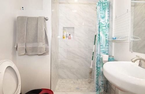 Ontario Casa | PROMO 10 % WEEKLY/ 25% MONTHLY DISCOUNT Cheerfull 2-bed with 2-Bath Bungalow