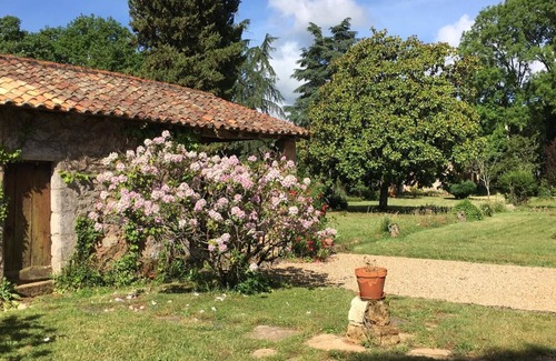 Cherves-Chatelars Casa | Propriété Charentaise 5 ha Avec Maison du Xvième Siècle 14 Couchages et Piscine